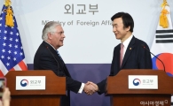 [포토]악수하는 윤병세-틸러슨 美 국무장관