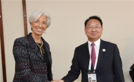 라가르드 만난 유일호 "韓 정부, 환율 시장개입 안한다"