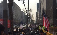 朴자택 인근 지지자 200여명 시위…"계엄령 선포" "헌법재판관 체포" 등 주장