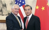 두 손 맞잡은 왕이-틸러슨…"북핵 해결 위해 노력"