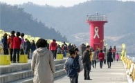 [포토]세월호 추모객 붐비는  진도 팽목항 방파제