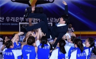 [포토]우승 헹가래 받는 위성우 감독