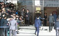 [포토]검찰 청사 들어가는 朴 전 대통령