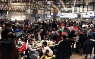 팍팍한 인생, 食에 집착…백화점·마트 '먹거리' 매출만 뛰었다 