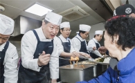 오화경 아주캐피탈 사장, 임원진들과 급식 봉사활동 펼쳐