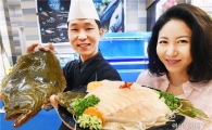 [포토]홈플러스 "제주 광어회 1팩 1만9900원에 맛 보세요"