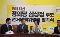 [포토]박용만 '각 당 대선후보들에게 경제계제언' 전달