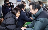 이낙연 전남지사,세월호 인양 동거차도 방문 미수습자 가족 위로