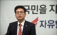 정우택 "文 안보관 불안·아들 특혜…洪 종북좌파와 싸울 것"