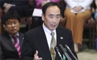 열혈 지지자에 저격당한 아베…정치생명 '최대 위기'