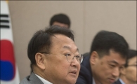 [포토]유일호 부총리, 재정전략협의회 참석