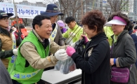 [포토]시민들에게 나무 나누어주는 윤장현 광주시장