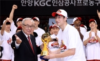 [포토]정규리그 우승컵 차지하는 인삼공사