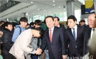 [국민의당 경선]지지자들과 악수하는 박주선 후보 