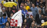 [포토]행정장관 선거 앞두고 노란우산 든 홍콩 시민 거리로
