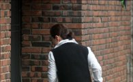 [포토]오늘도 어김없이 출근하는 '박근혜 올림머리' 미용사