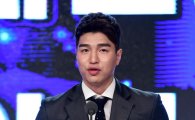 [포토]인기상 수상하는 LG 김종규