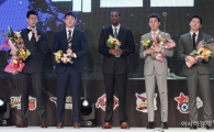 [포토]프로농구 베스트5 수상하는 오세근·이승현·헤인즈·박찬희·이정현