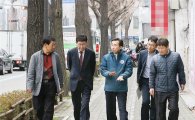 [포토]김성환 광주동구청장, 자전거·보행자 겸용도로 현장점검
