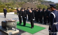 [포토]현충원 참배하는 유승민