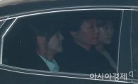 [포토]차량 상석에 앉지 못한 박근혜