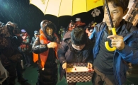 [포토]배에 오르는 세월호 미수습자 가족들 
