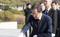 현충원 참배한 대선 후보 홍준표, '보수 통합' 외치며 바른정당 복귀 촉구
