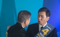 [포토]문재인 후보에게 축하 건네는 안희정