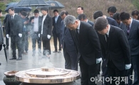 [포토]현충탑 참배하는 안철수 후보
