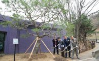 워커힐 호텔, 초창기 멤버 '인디안클럽' 식목일 기념 나무심기 행사 벌여