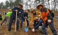 [포토] 산림복지진흥원, 식목일 기념행사서 ‘나무 심기’ 참여