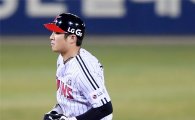 [포토]오지환, '삼성 페트릭 상대로 시즌 2호 홈런'