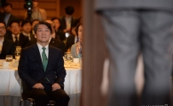 [포토]인사말 듣는 안철수 대선후보