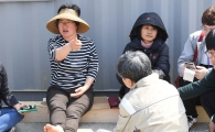 [포토]세월호 바라보는 미수습자 가족들 