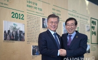 [포토]반갑게 인사 나누는 문재인·박원순