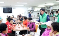 정찬민 용인시장 무료급식소서 배식봉사