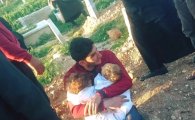 화학무기에 쌍둥이 자식 잃은 시리아인 "시리아 정권과 싸울 것"