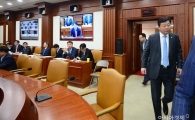 [포토]회의 참석하는 주형환 장관