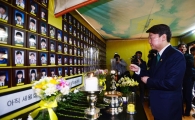 [포토]세월호 참사 3주기 앞두고 분향소 찾은 안철수