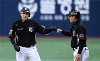 [포토]유한준, 9회 동점 적시타