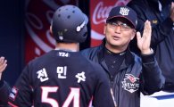 [포토]김진욱 감독, '선제 홈런 좋았어'
