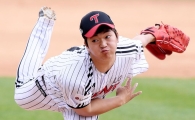 [포토]고우석, '고졸 신인의 패기 넘치는 투구'