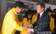 [포토]세월호 유가족 위로하는 문재인