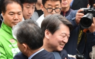 [포토]시민의 포옹 받는 안철수 후보
