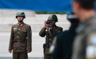[포토]美 부통령 촬영하는 북한군