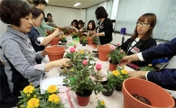 [포토]광주 북구, 작은정원 화분만들기