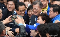 [포토]지지자들과 셀카 찍는 문재인 후보