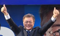 ‘페미니스트 대통령’ 문재인, 북한 여성응원단 ‘외모 품평’ 사과