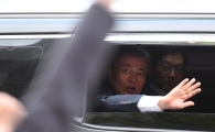 [포토]창 밖으로 손 흔드는 문재인