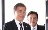 [포토]나란히 들어서는 문재인·김덕룡
